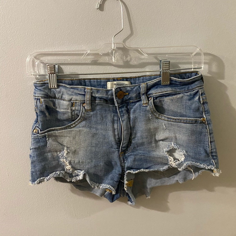 FOREVER 21 DISTRESSED JEAN SHORTS